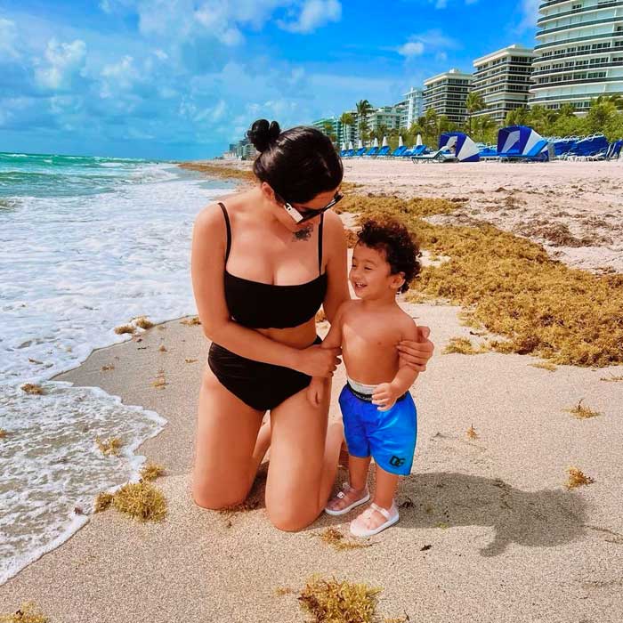 عکس دنیا جهانبخت و پسرش آرتا در کنار ساحل