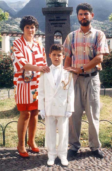 عکس دوران کودکی کریستیانو رونالدو به همراه پدر و مادرش